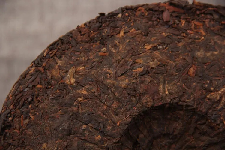 如何判斷普洱茶是否發(fā)霉？發(fā)霉的普洱茶應(yīng)該怎么處理？