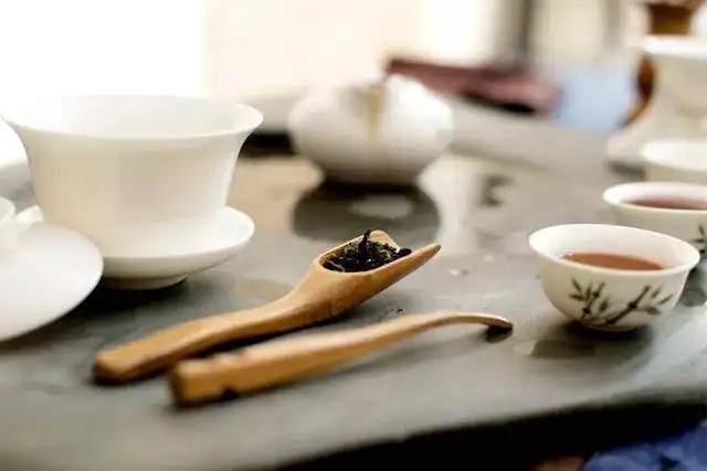 為什么有時喝茶嗓子會發(fā)干？